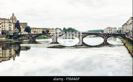 Bellissimo il Ponte a Santa Trinita si specchia nel fiume Arno, Firenze, Toscana, Italia. Destinazione di viaggio. Foto Stock