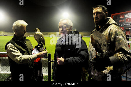 Brighton Regno Unito 16 Dicembre 2015 - Neil Bell della BBC con i falchi in FA Cup il 2° Round replay match tra Whitehawk e Dagenham e Redbridge presso la massa racchiusa in Brighton Foto Stock