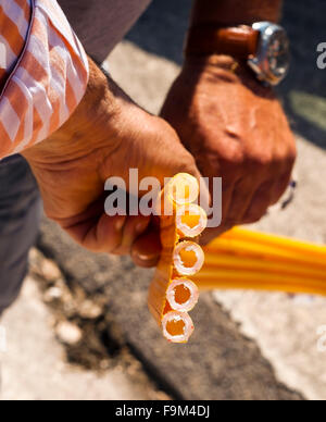 Dettaglio di un lavoratore che lavora con il conduttore in fibra di vetro a rete a banda larga costruzione Foto Stock