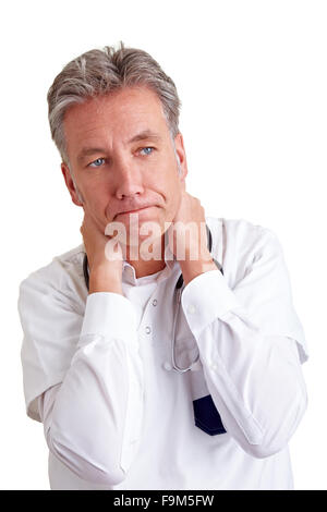 Malinconici senior medico con i capelli grigi guardando preoccupato Foto Stock