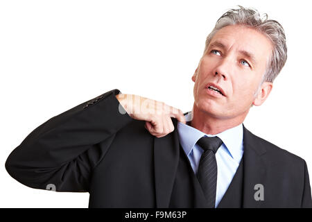 Sudorazione manager tirando la sua maglietta con il suo dito Foto Stock