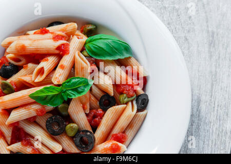 La pasta con la salsa di pomodoro olive e capperi Foto Stock