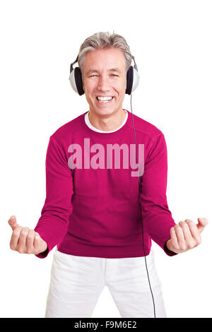Anziani uomo felice con le cuffie dancing mentre si ascolta la musica Foto Stock