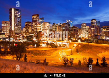 Lo skyline del centro cittadino di Calgary, Alberta, Canada, fotografata al crepuscolo. Foto Stock