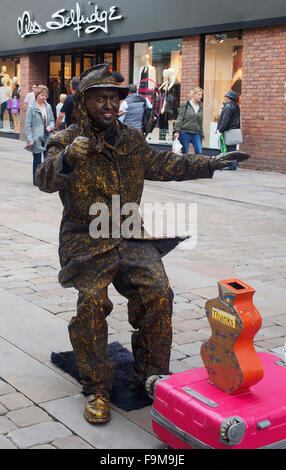 Statua vivente interprete al di fuori del centro commerciale Arndale shopping nel centro della città di Manchester, Inghilterra, Regno Unito. Foto Stock