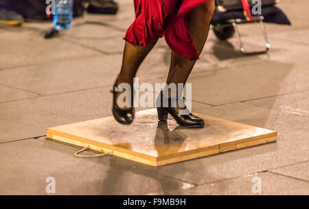 Dettaglio di una ballerina di flamenco i piedi di esecuzione in una strada di una città spagnola. Foto Stock