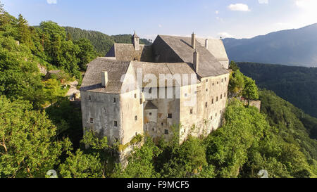 Il vecchio castello dal medioevo in Austria. vista aerea fino alla sommità. Foto Stock