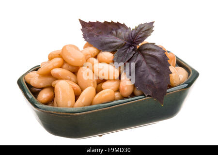 Conserve di bean con foglia di basilico Foto Stock