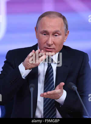 Mosca, Russia. Xvii Dec, 2015. Il presidente russo Vladimir Putin gesti durante il suo annuale di fine anno conferenza stampa a Mosca, capitale della Russia, a Dic. 17, 2015. Putin ha detto giovedì che non vi è alcun piano di irrogare sanzioni nei confronti dell'Ucraina. Credit: Iam Tianfang/Xinhua/Alamy Live News Foto Stock