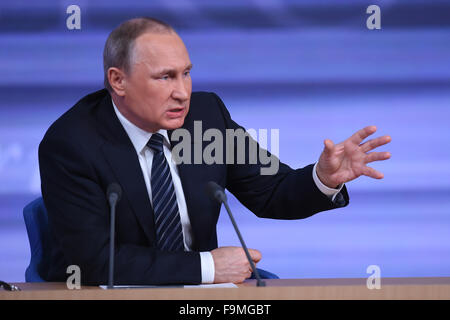 Mosca, Russia. Xvii Dec, 2015. Il presidente russo Vladimir Putin gesti durante il suo annuale di fine anno conferenza stampa a Mosca, capitale della Russia, a Dic. 17, 2015. Putin ha detto giovedì che non vi è alcun piano di irrogare sanzioni nei confronti dell'Ucraina. Credit: Iam Tianfang/Xinhua/Alamy Live News Foto Stock