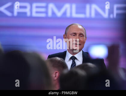 Mosca, Russia. Xvii Dec, 2015. Il presidente russo Vladimir Putin è visto dopo il suo annuale di fine anno conferenza stampa a Mosca, capitale della Russia, a Dic. 17, 2015. Putin ha detto giovedì che non vi è alcun piano di irrogare sanzioni nei confronti dell'Ucraina. Credit: Iam Tianfang/Xinhua/Alamy Live News Foto Stock