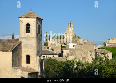 Torre campanaria della chiesa protestante e la torre dell orologio nel villaggio di Lourmarin Luberon Provence Francia Foto Stock