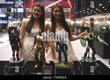 (151217) -- PECHINO, Dic 17, 2015 (Xinhua) -- modelli pongono con figurine durante il giocattolo anima 2015 a Hong Kong, Cina del sud, Dic 17, 2015. Più di 70 espositori vetrina dei loro prodotti all'Asiatico fiera del giocattolo. (Xinhua/Lo Fai Ping) (dyhqwl) Foto Stock