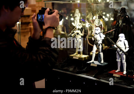 (151217) -- PECHINO, Dic 17, 2015 (Xinhua) -- Un visitatore prende le foto di una figurina di Stormtroops durante il giocattolo anima 2015 a Hong Kong, Cina del sud, Dic 17, 2015. Più di 70 espositori vetrina dei loro prodotti all'Asiatico fiera del giocattolo. (Xinhua/Lo Fai Ping) (dyhqwl) Foto Stock