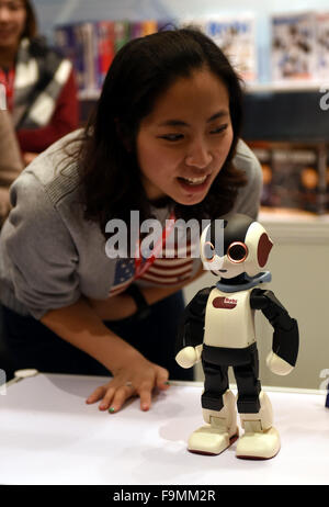 (151217) -- PECHINO, Dic 17, 2015 (Xinhua) -- una donna mostra un sound control toy durante il giocattolo anima 2015 a Hong Kong, Cina del sud, Dic 17, 2015. Più di 70 espositori vetrina dei loro prodotti all'Asiatico fiera del giocattolo. (Xinhua/Lo Fai Ping) (dyhqwl) Foto Stock