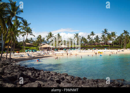 Una vista di Pauoa Bay e sulla spiaggia di proprietà di Fairmont Orchid, un hotel di lusso e resort sulla Costa di Kohala, Hawaii. Foto Stock