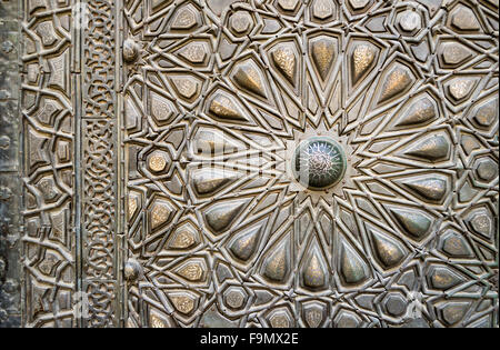 Ornamenti di bronzo-piastra porta di una vecchia moschea, il vecchio Cairo, Egitto Foto Stock