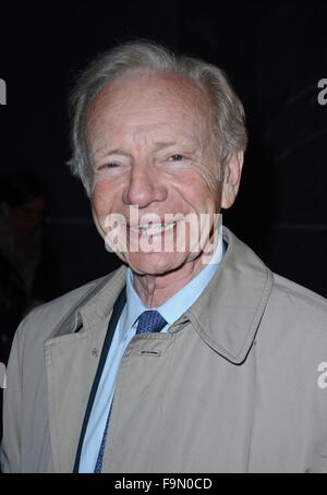 Il senatore Joe Lieberman visto a AMC Lincoln Square fuori e circa per celebrità Candids - MER, , New York, NY Dicembre 16, 2015. Foto di: Derek Storm/Everett Collection Foto Stock