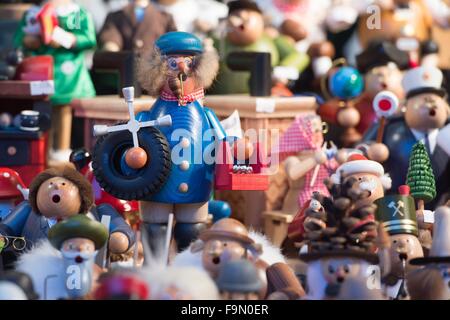 Pirna, Germania. Xvi Dec, 2015. Raeuchermaenner (lit. Camere fumatori uomini) Natale decorazioni su una fase di stallo a Pirna, Germania, 16 dicembre 2015. Foto: SEBASTIAN KAHNERT/DPA/Alamy Live News Foto Stock