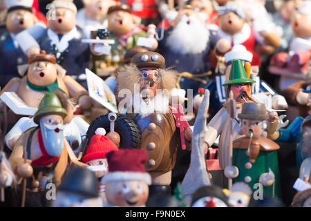 Pirna, Germania. Xvi Dec, 2015. Raeuchermaenner (lit. Camere fumatori uomini) Natale decorazioni su una fase di stallo a Pirna, Germania, 16 dicembre 2015. Foto: SEBASTIAN KAHNERT/DPA/Alamy Live News Foto Stock