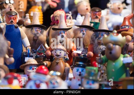 Pirna, Germania. Xvi Dec, 2015. Raeuchermaenner (lit. Camere fumatori uomini) Natale decorazioni su una fase di stallo a Pirna, Germania, 16 dicembre 2015. Foto: SEBASTIAN KAHNERT/DPA/Alamy Live News Foto Stock