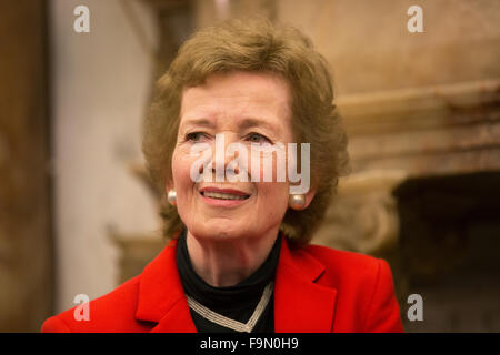 Ex presidente dell'Irlanda Mary Robinson ha mostrato presso il Ministero degli Affari Esteri e del commercio Iveagh House Dublin Foto Stock