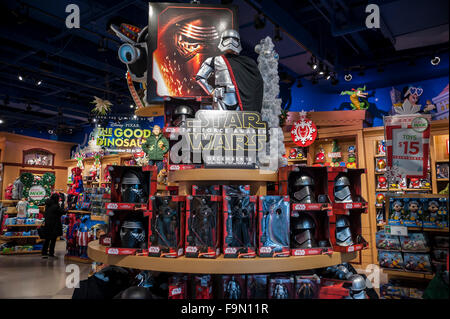 Chicago, Stati Uniti d'America. Il 17 dicembre 2015. Il Disney store in Michigan Avenue promuove il nuovo film, "Guerre Stellari, la forza risveglia', che si apre a Chicago nel dicembre 18th. Credito: Stephen Chung / Alamy Live News Foto Stock