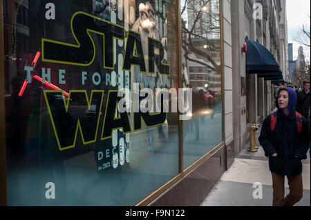 Chicago, Stati Uniti d'America. Il 17 dicembre 2015. Il Disney store in Michigan Avenue promuove il nuovo film, "Guerre Stellari, la forza risveglia', che si apre a Chicago nel dicembre 18th. Credito: Stephen Chung / Alamy Live News Foto Stock