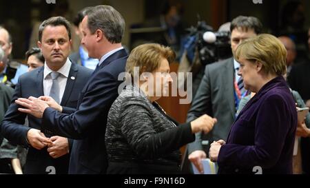 Bruxelles, Belgio. Xvii Dec, 2015. Da destra: il Cancelliere tedesco Angela Merkel e il lettone Primo Ministro Laimdota Straujuma e del Primo Ministro britannico David Cameron e primo ministro del Lussemburgo Xavier Bettel chat prima della riunione del Consiglio europeo che si occupano di migrazione, le relazioni tra la Gran Bretagna e il resto dell'UE a Bruxelles, Belgio, Dicembre 17, 2015. © Jakub Dospiva/CTK foto/Alamy Live News Foto Stock