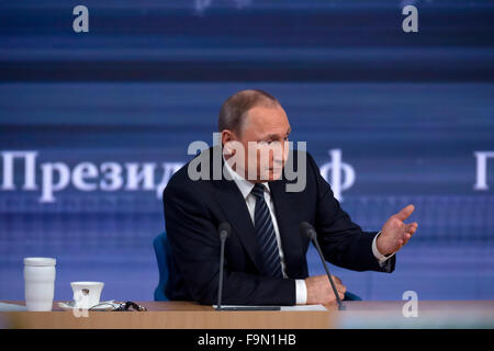 Mosca, Russia. Xvii Dec, 2015. Il presidente della Federazione Russa Vladimir Vladimirovich Putin una conferenza stampa annuale in centro di commercio internazionale di Mosca, Russia Credito: Nikolay Vinokurov/Alamy Live News Foto Stock