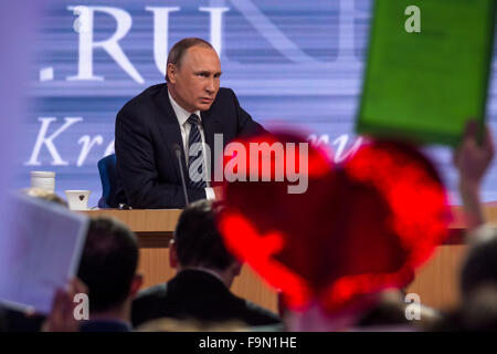 Mosca, Russia. Xvii Dec, 2015. Il presidente della Federazione Russa Vladimir Vladimirovich Putin una conferenza stampa annuale in centro di commercio internazionale di Mosca, Russia Credito: Nikolay Vinokurov/Alamy Live News Foto Stock