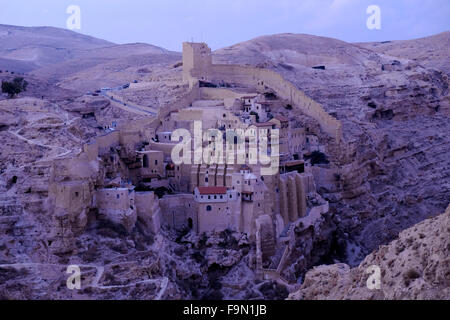 Vista dei Greci Ortodossi monastero di Santo Lavra di San Sabbas i santificati noto in siriaco come Mar Saba affacciato sulla valle del Cedro nel deserto della Giudea in Cisgiordania, Territori palestinesi e Israele. Il monastero è stato occupato quasi ininterrottamente dal fu fondata nel V secolo d.c. che lo rende uno dei più antichi monasteri abitato nel mondo. Foto Stock