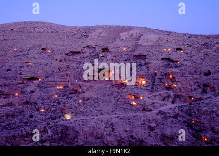 Spia candele che illuminano le piccole grotte vicino Mar Saba monastero nel Judaean o deserto della Giudea durante il Mar Saba giorno il 17 dicembre 2015. I Greci Ortodossi monastero di Santo Lavra di San Sabbas i santificati conosciuto in arabo come Mar Saba fu costruito nel V secolo d.c. ed è stato occupato quasi ininterrottamente da quando è stata fondata, che lo rende uno dei più antichi monasteri abitato nel mondo. Credito: Foto Stock