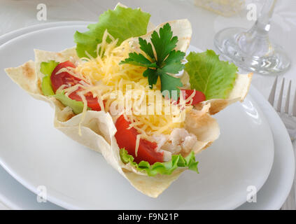 Pollo con pomodoro e formaggio in un cestello fatto di pasta fillo "" Foto Stock