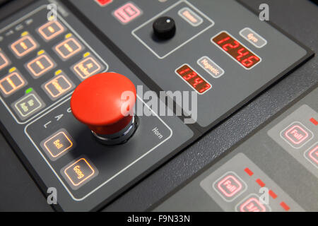 Frammento della nave moderna sul pannello di controllo del capitano bridge. Il fuoco selettivo DOF poco profondo Foto Stock