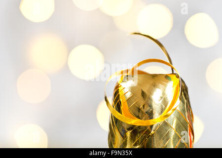 Dettaglio del nastro d'oro su sfondo non focalizzato Foto Stock