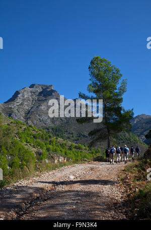 Gli escursionisti sotto la Sombra del lobo o ombra del lupo montagna nella Sierra de Almijara, vicino a Nerja, provincia di Malaga, Andalusia, Spagna Foto Stock