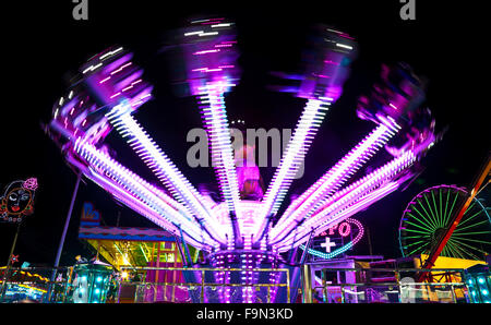 Fairground Ride durante il mese di ottobre Feria o Festival Nerja, Costa del Sol, provincia di Malaga, Andalusia, Spagna Foto Stock