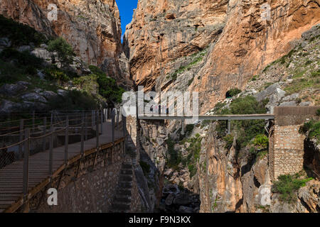 El Caminito del Rey è un passaggio pedonale, imperniato lungo le ripide pareti di una stretta gola a El Chorro, nei pressi di Malaga, in Andalusia, Spagna Foto Stock