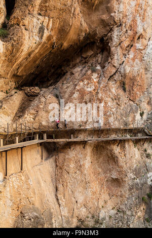 El Caminito del Rey è un passaggio pedonale, imperniato lungo le ripide pareti di una stretta gola a El Chorro, nei pressi di Malaga, in Andalusia, Spagna Foto Stock