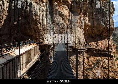 El Caminito del Rey ponte sul marciapiede segnato per le ripide pareti di una stretta gola a El Chorro, nei pressi di Malaga, in Andalusia, Spagna Foto Stock