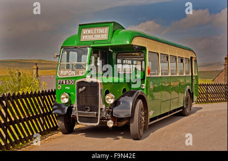 Bus vintage a Garsdale stazione ferroviaria, accontentarsi di Carlisle railway Foto Stock