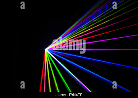 Fuori fuoco colorato effetto laser su uno sfondo di colore nero. Foto Stock