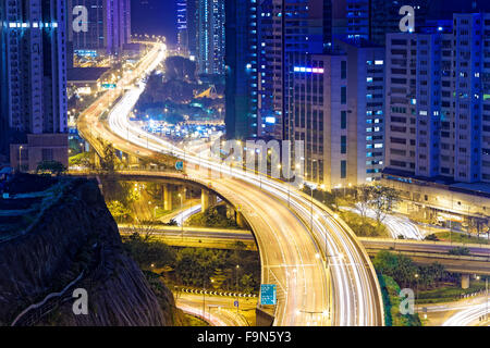 Il traffico intenso della notte in finanza, urbano della città di Hong kong Foto Stock