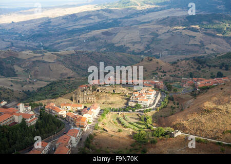 Vista di Troina, piccola città in Sicilia. Italia Foto Stock