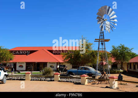 Vecchia pompa di vento al Canyon Roadhouse vicino il Fish River Canyon, Namibia Foto Stock