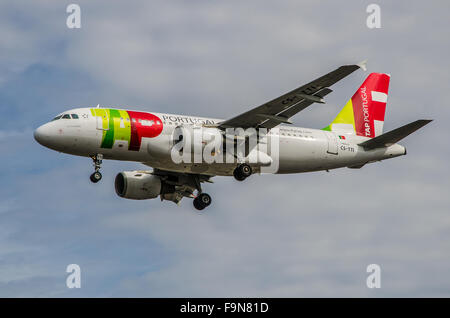 TAP Portugal Airbus A319 aereo di linea che atterra all'aeroporto di Londra Heathrow, Regno Unito. CS-TTI Foto Stock