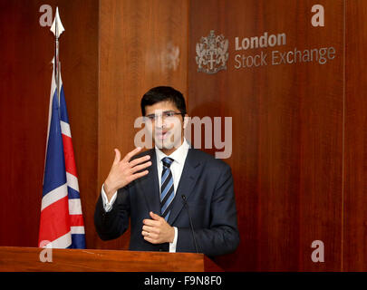 London, London Stock Exchange Group di Londra. Xvii Dec, 2015. Nikhil Rathi, amministratore delegato della Borsa di Londra e direttore dello sviluppo internazionale della LSEG, indirizzi un trading alla cerimonia di apertura per London Stock Exchange Group in London, Gran Bretagna a Dic. 17, 2015. Industriale e banca commerciale della Cina (ICBC) Ramo Londinese di giovedì ha lanciato la sua 10 miliardi di dollari usa a medio termine nota (MTN) programma sul London Stock Exchange. © Han Yan/Xinhua/Alamy Live News Foto Stock