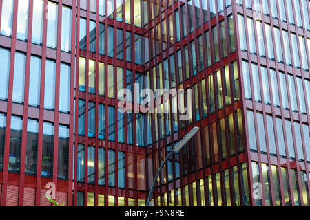 Dettaglio di un rosso offfice edificio con riflessioni in Windows Foto Stock