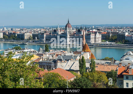 Vista del parlamento ungherese edificio dal Bastione del Pescatore, Budapest, Ungheria Foto Stock